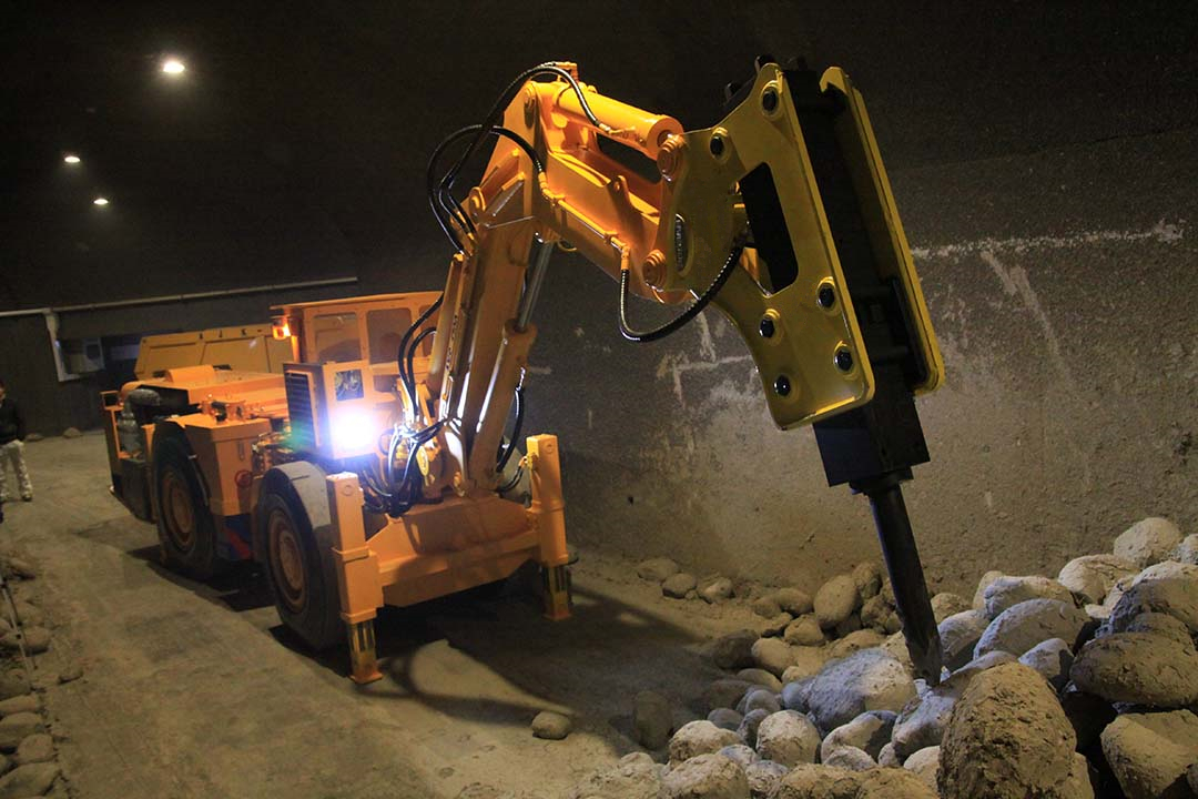 ALHA-1700 Mobile Rock Breaker-Beijing Hot Mining Tech-2