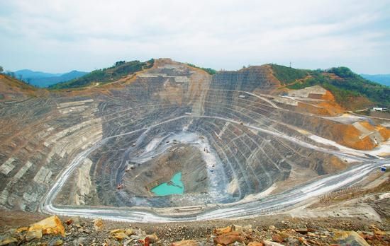 open-pit-gold-mine-HOT-Mining