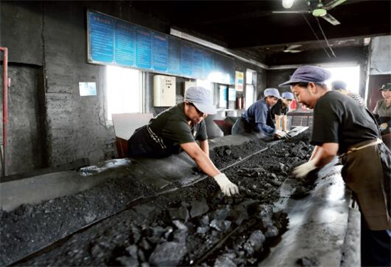 hand-sorting-coal